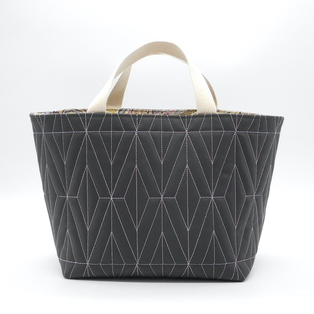 pocket tote front view
